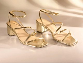 Sandalias de tacón doradas
