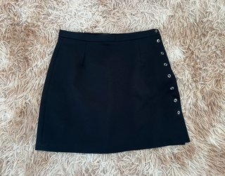 Minifalda negra con botones laterales