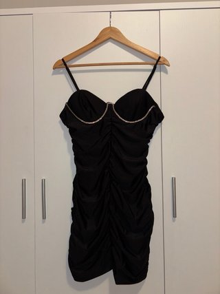 Vestido de fiesta negro con pedrería