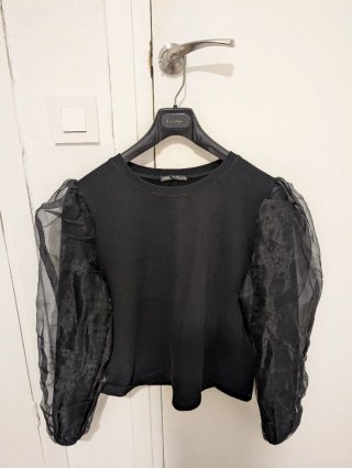 Sudadera negra Zara con mangas de tul