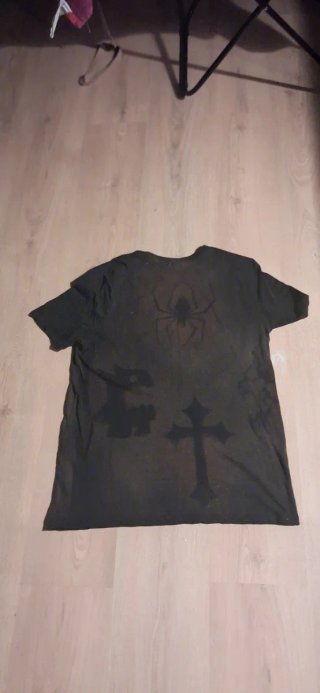 Camiseta negra estampada estilo gótico