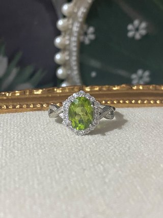Anillo engastado con peridoto y circonita cúbica
