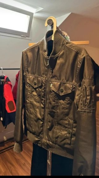 Cazadora bomber muy buena, casi nueva.Levi's