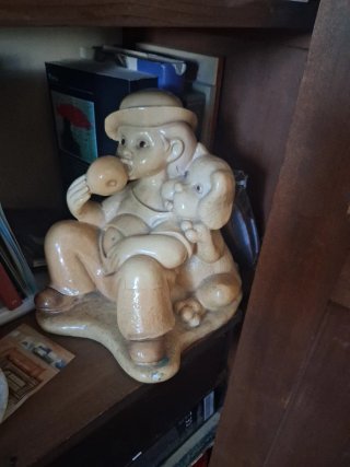 Figura decorativa de niño con perro