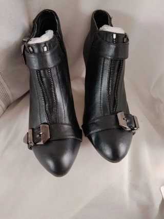 Botines Negros con Cremallera y Hebillas