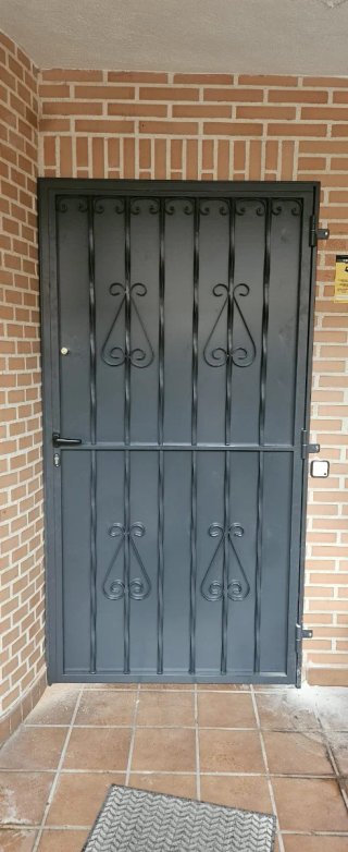 Puerta de Seguridad con Reja Metálica