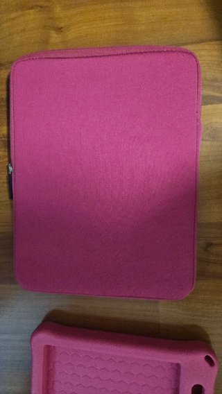 Funda protectora color fucsia para tablet