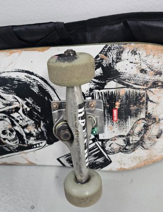 Skate Globe con ejes Tensor y funda  trasportar
