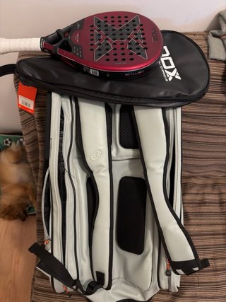 Pala de pádel Nox y paletero bullpadel hack