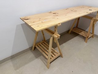 Mesa de trabajo con caballetes regulables