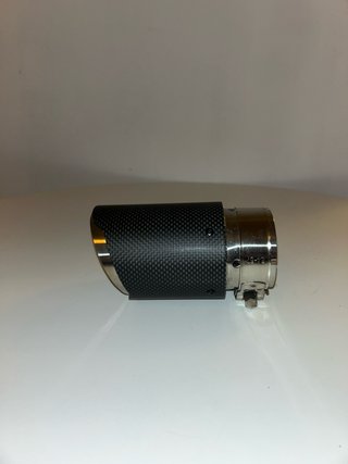 Cola de escape con acabado en carbono