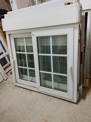 Ventana de Aluminio Blanca con Persiana