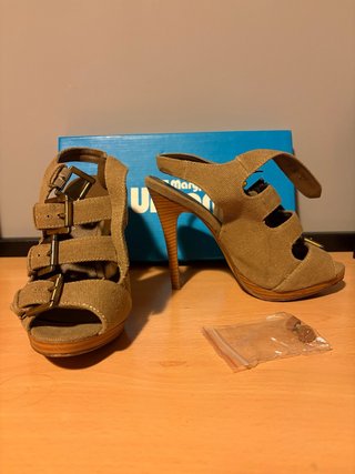Sandalias de tacón con hebillas
