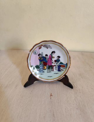 Plato pequeño decorativo de porcelana. Asiático
