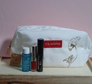 Neceser Clarins con productos de belleza