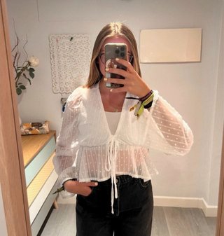 Blusa blanca con transparencias