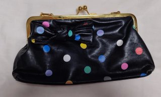 Bolso de mano negro con lunares
