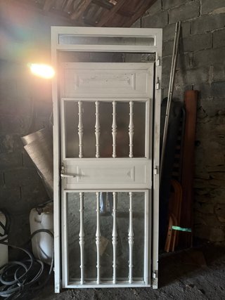 Puerta de Entrada de Aluminio Blanca con marco