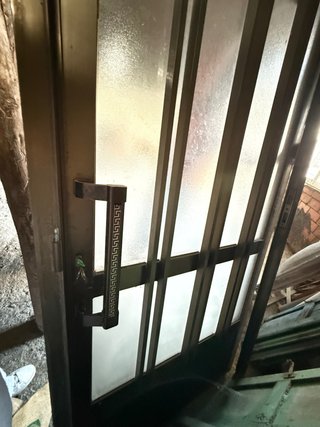 Puerta de Entrada de Aluminio Marrón
