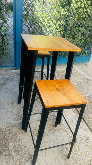 Set de Mesa Alta y Taburetes