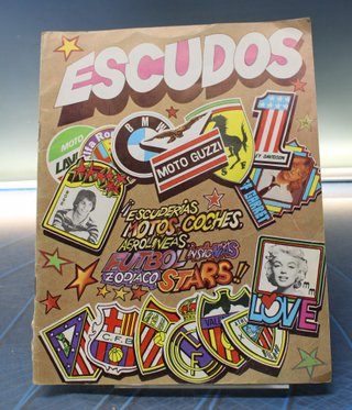 Álbum de cromos: Álbum de Escudos. DIDEC, 1981. Incompleto.