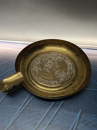 Cenicero de latón, bronce, Reina de las Españas, 5 céntimos de escudo, 24 cm. de diametro, años 50