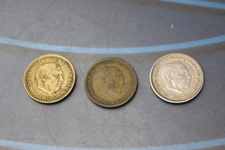 14. 3 Monedas de 1 peseta 1963 (una peseta).