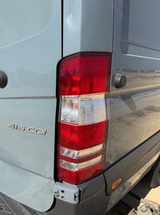 Piloto tras der mercedes-benz sprinter 254502