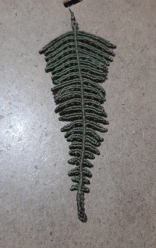 Pendiente largo de macramé en forma de helecho.