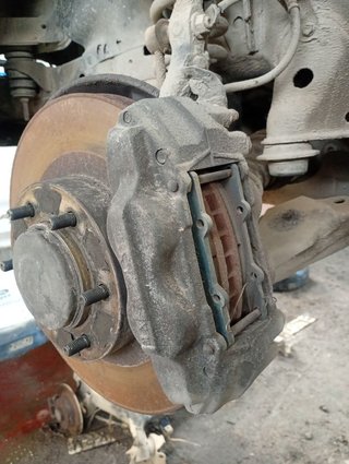 PINZA DE FRENO DELANTERA IZQUIERDA Toyota Land Cruiser (J12)(2003->)