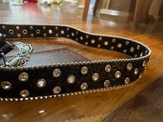 Cinturón Negro con Tachuelas y Piedras