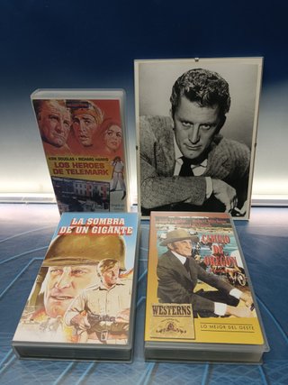 vhs, 3 películas especial Kirk douglas + retrato en marco