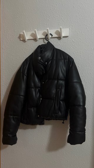Abrigo acolchado efecto cuero negro