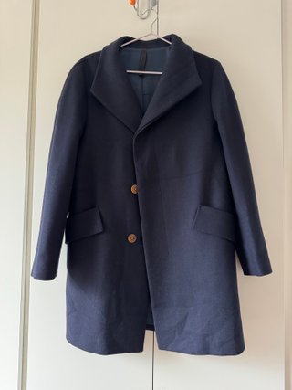 Abrigo azul marino con solapas y botones talla L