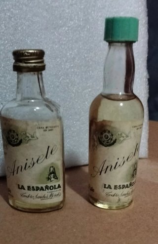 2 bottiglie piccole di Anisete La Española