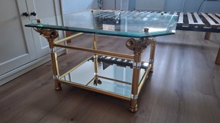 Mesa de centro vintage con detalles dorados