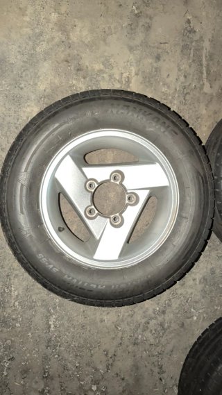 1 de 4. Neumático con llanta Suzuki