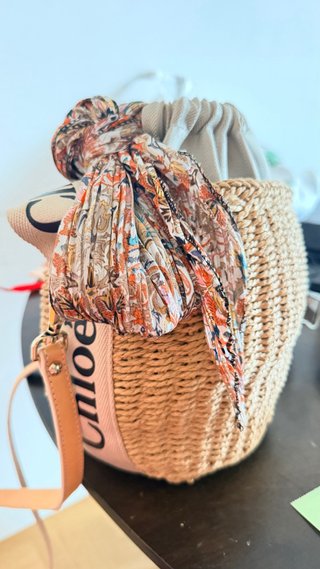 Bolso tipo cesto con pañuelo