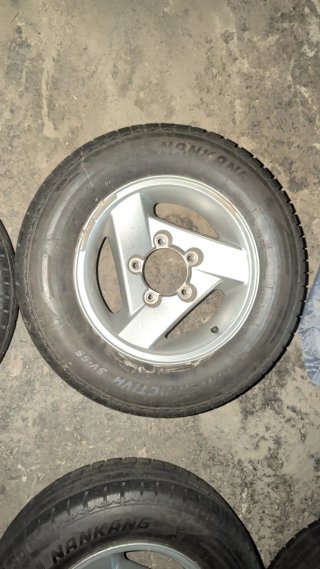 2 de 4. Neumático con llanta Suzuki