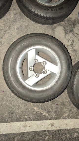 3 de 4. Neumático con Llanta Suzuki