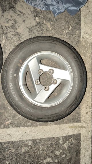 4 de 4. Neumático con llanta Suzuki