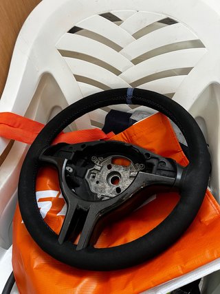 Volante BMW con tapizado en alcántara