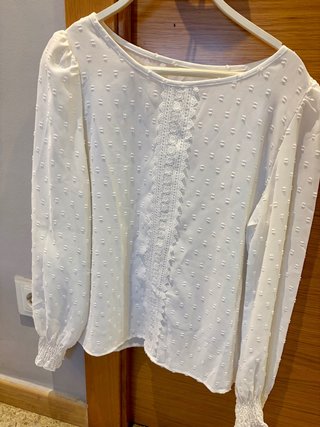 Camisa blanca con detalles de encaje