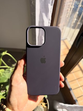 Custodia iPhone viola scuro morbida con logo Apple