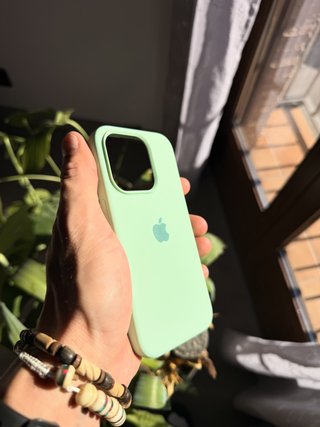 Custodia iPhone verde menta morbida con logo Apple