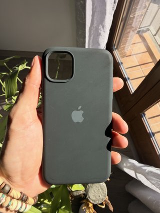 Custodia iPhone nera morbida con logo Apple