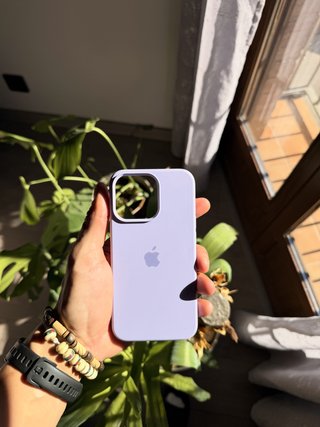 Custodia iPhone viola soffice con logo Apple