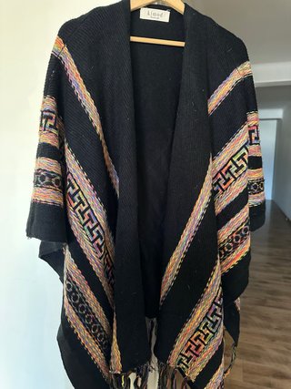 Poncho Negro Kimod con Detalles