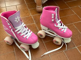 Patines de cuatro ruedas rosa y lila