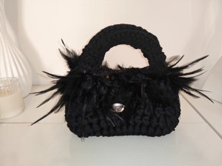 Bolso Negro Hecho a Mano con Plumas